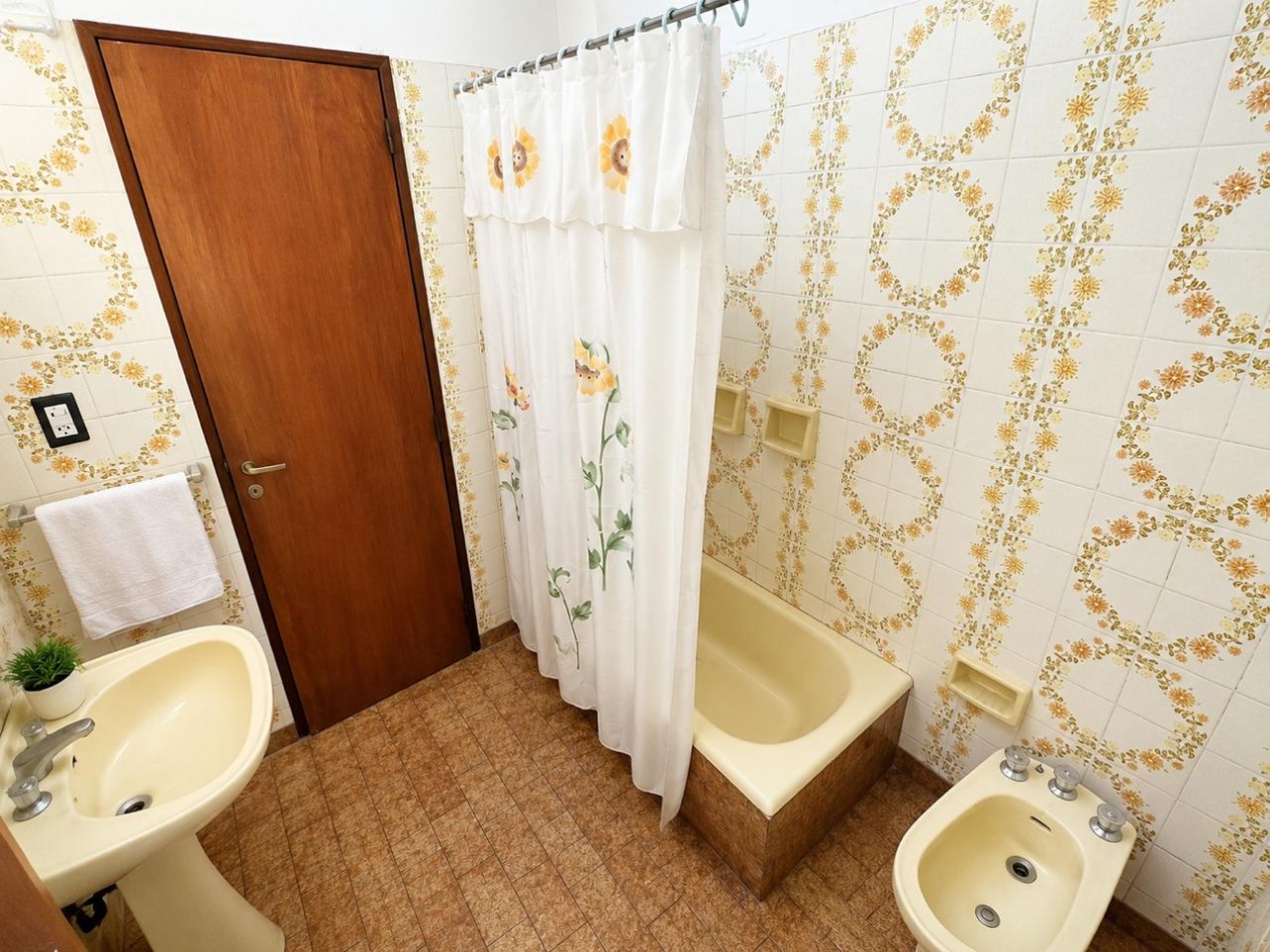 Venta casa esquina 4 dormitorios Barrio Las Palmas